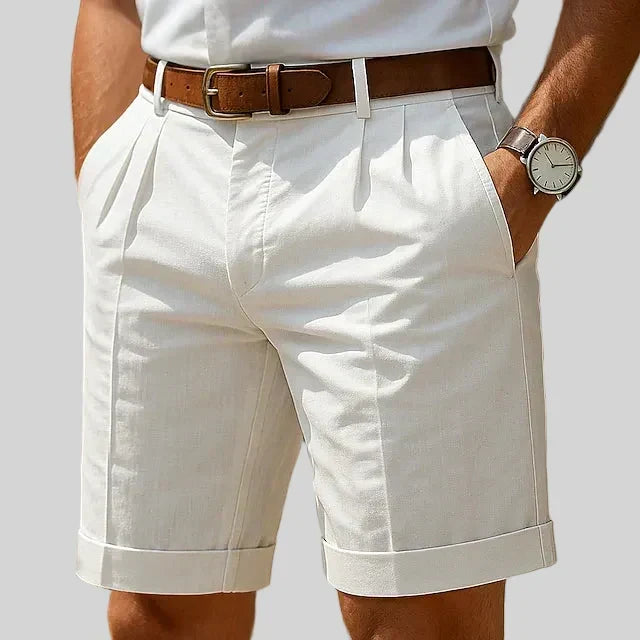 Elegante Herren-Bermuda-Shorts für den Sommer mit stilvollen Falten, perfekt für Freizeit und gehobene Anlässe.