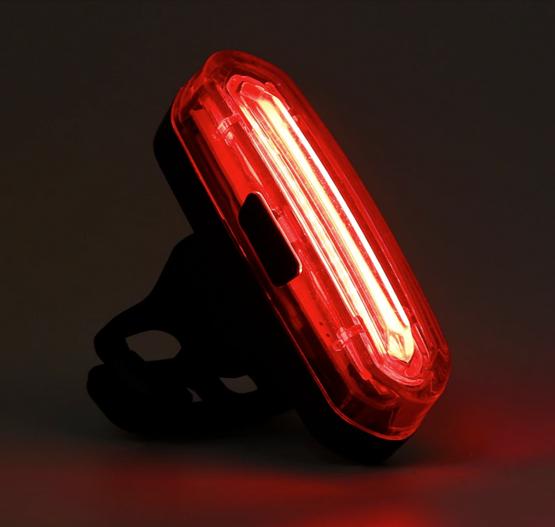 "USB aufladbares, wetterfestes LED Fahrradlicht, 360° drehbar, mit verstellbarem, breitem Lichtstrahl für optimale Sicht."