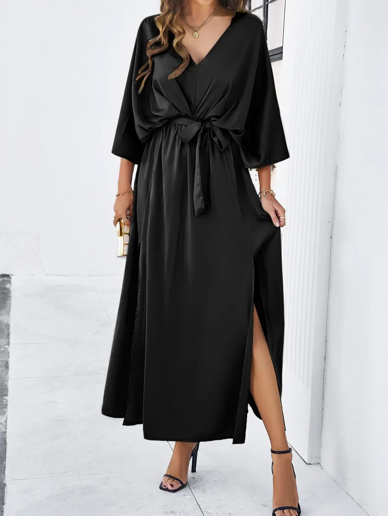 Modernes Damen Midikleid, Wickeloptik mit Bindegürtel und V-Ausschnitt. Elegantes Design mit modischem Seitenschlitz.