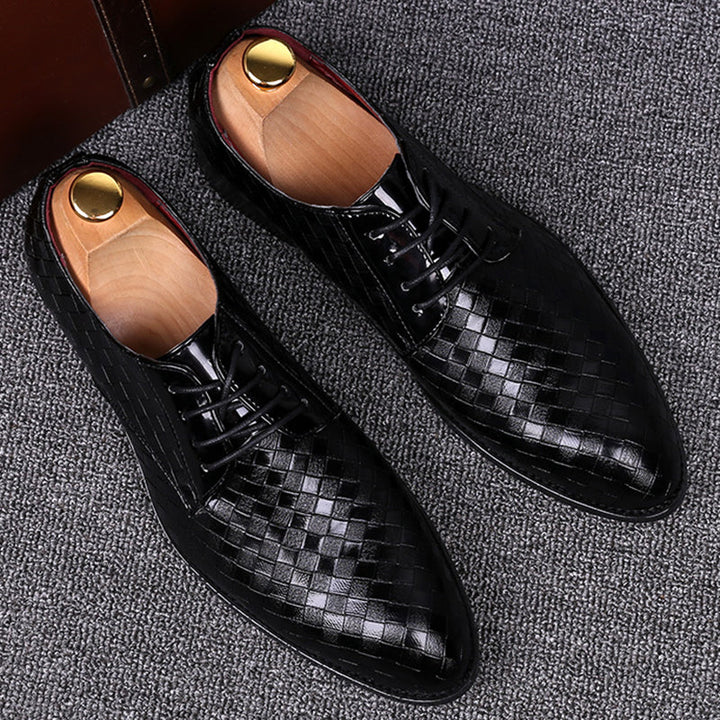 Schwarze Herren-Lederschuhe, kariert, Business Casual, spitze Zehen, Schnürung.