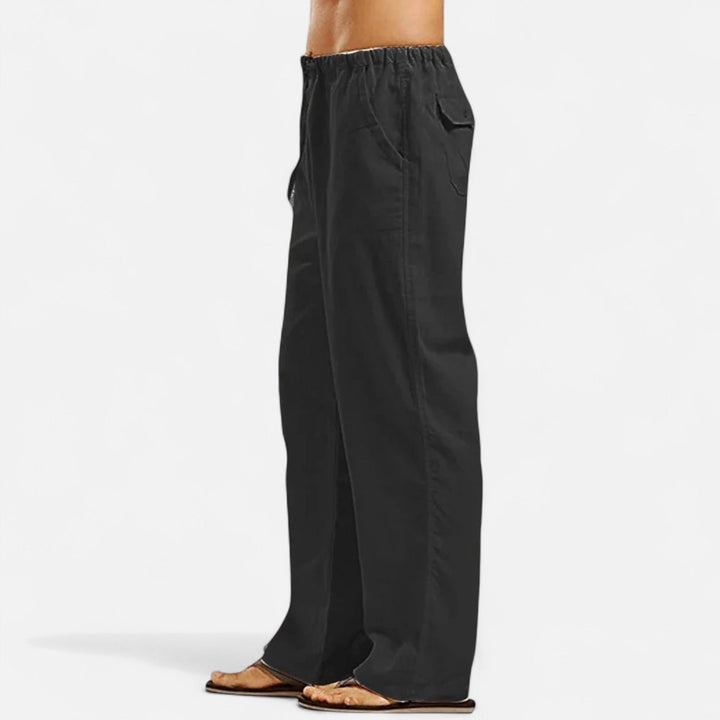 Bequeme Herren Relaxhose mit weitem Bein und elastischem Bund, perfekt für entspannte Tage und Freizeit.