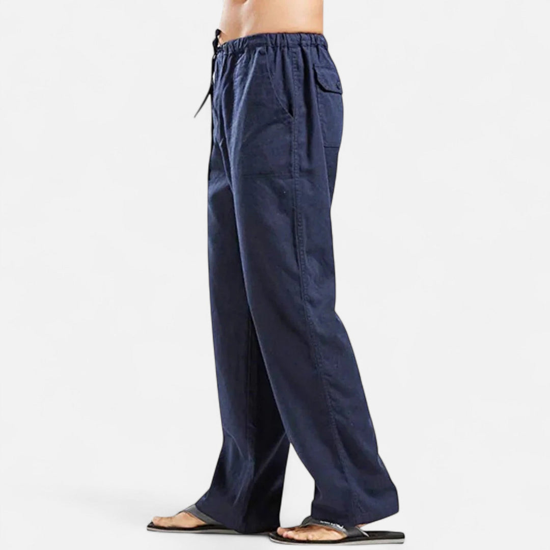 Vielseitige Freizeithose für Herren mit elastischem Bund und weitem Bein; ideal für entspannte Alltagslooks.