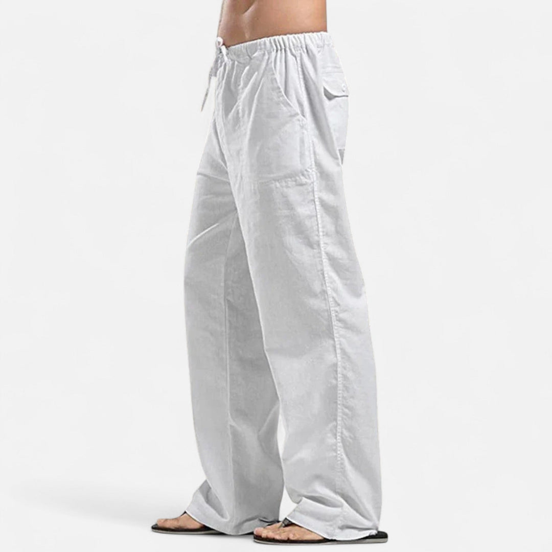 Luftige, leichte Sommerhose für Herren; weiter Schnitt und atmungsaktives Material für heiße Tage.
