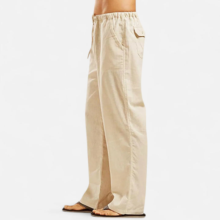 Stilvolle Relaxhose Herren mit weitem Schnitt; die ideale Casual Hose für bequeme Freizeit- und Sommer-Looks.