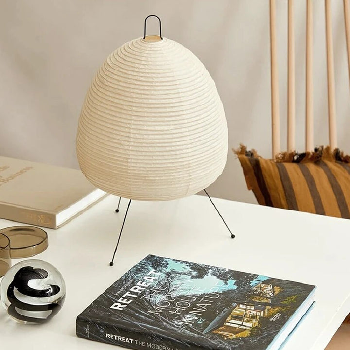 Japanische LED-Reispapierlampe mit Dreibeinstativ für ruhiges Ambiente