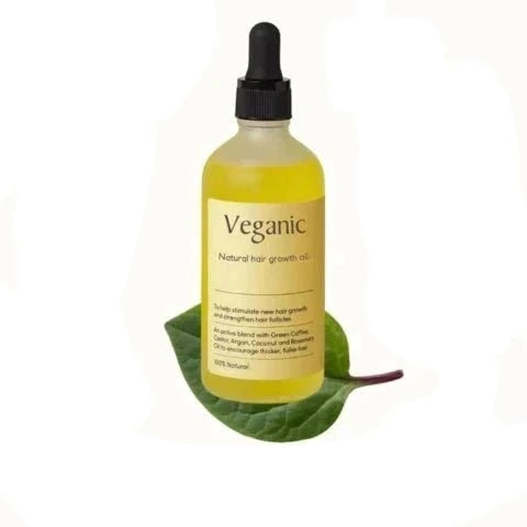 "Veganes Haarwuchsöl gegen Haarausfall, mit Grünkaffee und Arganöl, in einer eleganten Glasflasche vor weißem Hintergrund."