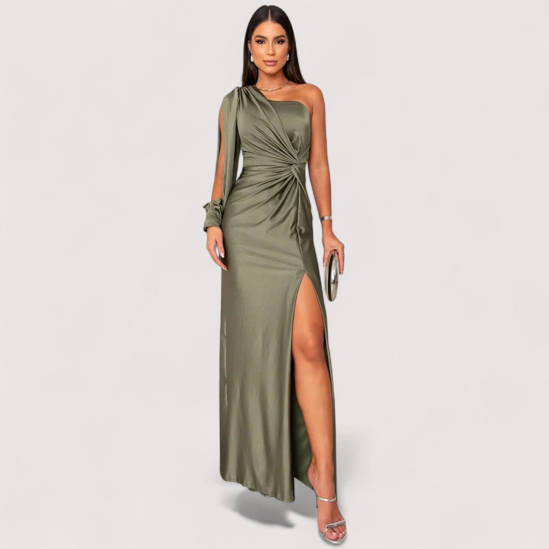 Model trägt ein elegantes olivgrünes Damen Abendkleid mit Schlitz