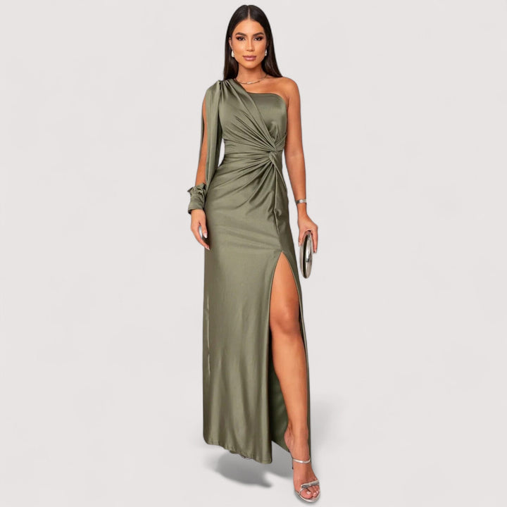 Model trägt ein elegantes olivgrünes Damen Abendkleid mit Schlitz