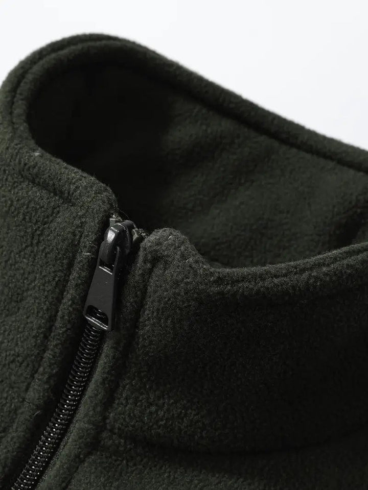 Stilvolle Herren Fleecejacke, wärmend & atmungsaktiv. Ideal für urbane Abenteuer und entspannte Freizeitmomente.