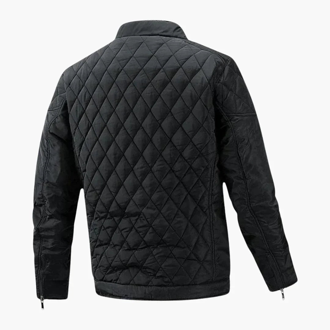 Mann trägt stilvolle karierte Herrenjacke. Perfekt als Business Casual oder Alltagsjacke mit modernem Karomuster.