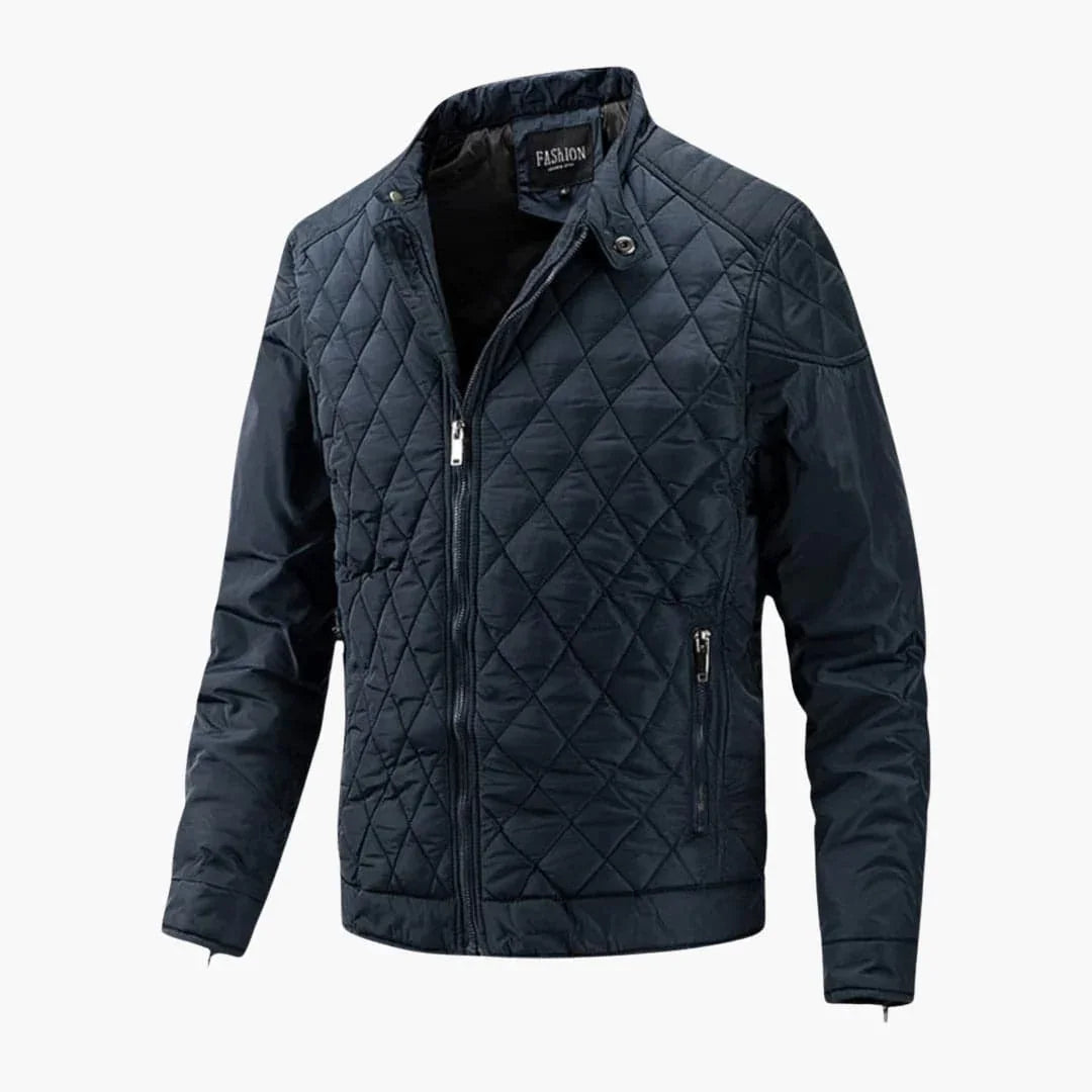 Detailansicht der karierten Herrenjacke. Hochwertige Freizeitjacke mit elegantem Karomuster für den Alltag.