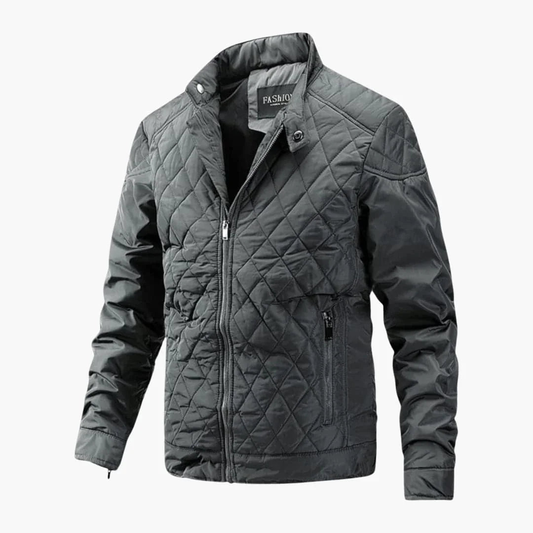 Mann in eleganter karierter Herren-Freizeitjacke. Vielseitige Übergangsjacke im Smart Casual Stil, ideal für den Alltag.