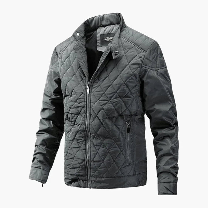 Mann in eleganter karierter Herren-Freizeitjacke. Vielseitige Übergangsjacke im Smart Casual Stil, ideal für den Alltag.