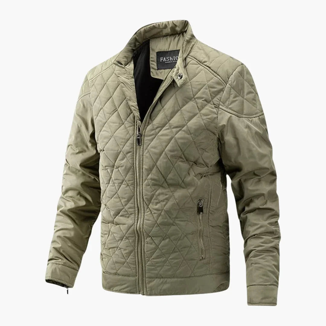 Mann spaziert in vielseitiger karierter Herrenjacke. Moderne Freizeitjacke für Business Casual Outfits im urbanen Stil.