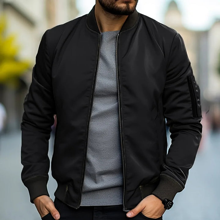 Vielseitige, urban-stilvolle Herren Bomberjacke, elegant, komfortable Passform, mit praktischen Taschen und verstellbarem Saum.