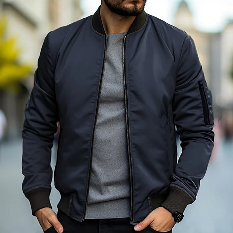 Vielseitige, urban-stilvolle Herren Bomberjacke, elegant, komfortable Passform, mit praktischen Taschen und verstellbarem Saum.