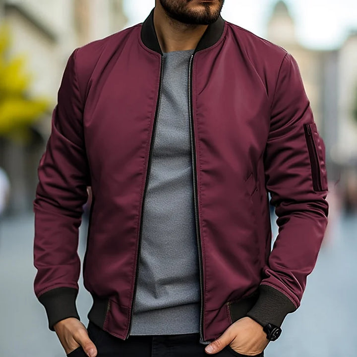 Vielseitige, urban-stilvolle Herren Bomberjacke, elegant, komfortable Passform, mit praktischen Taschen und verstellbarem Saum.