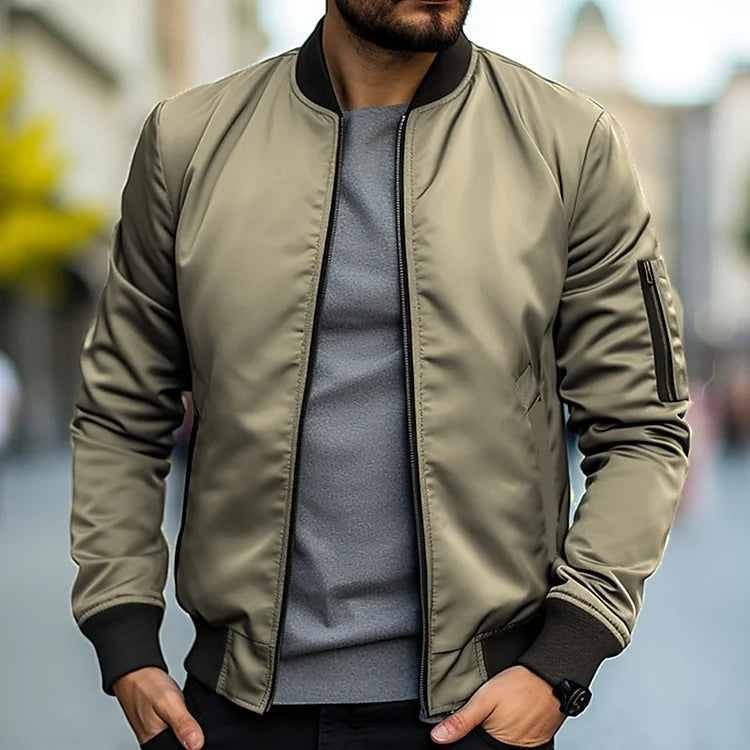 Vielseitige, urban-stilvolle Herren Bomberjacke, elegant, komfortable Passform, mit praktischen Taschen und verstellbarem Saum.