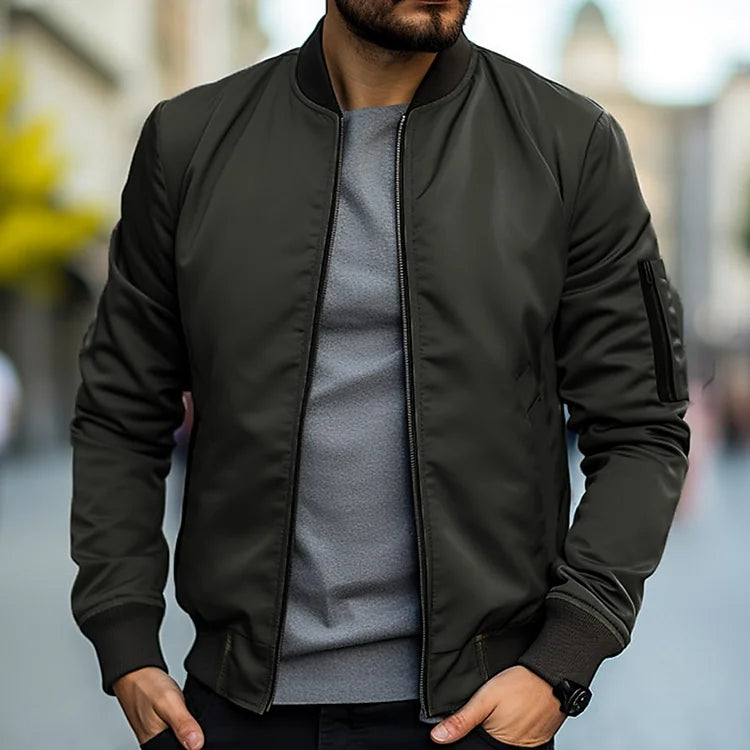 Vielseitige, urban-stilvolle Herren Bomberjacke, elegant, komfortable Passform, mit praktischen Taschen und verstellbarem Saum.