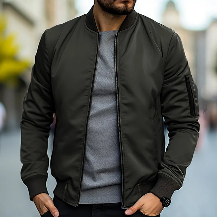 Vielseitige, urban-stilvolle Herren Bomberjacke, elegant, komfortable Passform, mit praktischen Taschen und verstellbarem Saum.