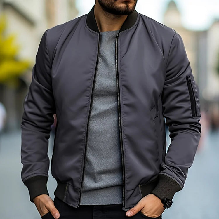 Vielseitige, urban-stilvolle Herren Bomberjacke, elegant, komfortable Passform, mit praktischen Taschen und verstellbarem Saum.