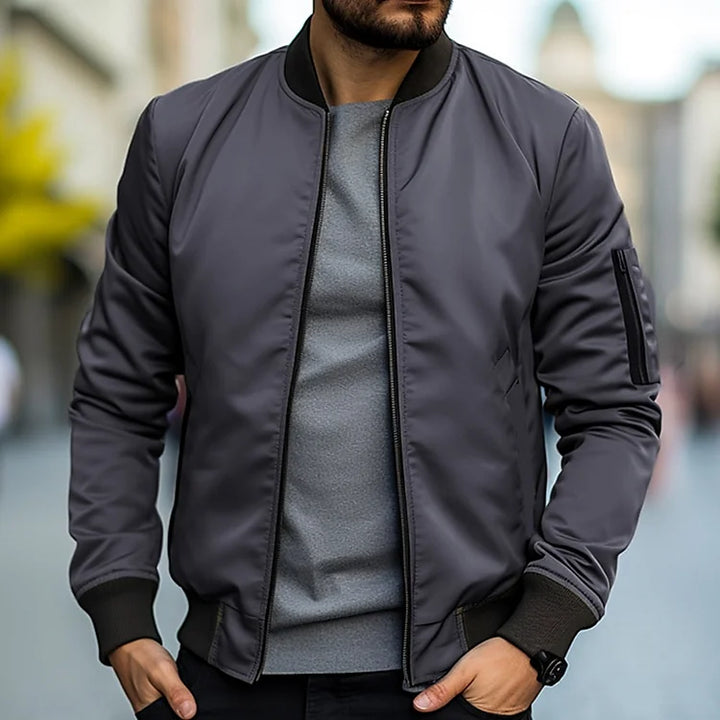 Vielseitige, urban-stilvolle Herren Bomberjacke, elegant, komfortable Passform, mit praktischen Taschen und verstellbarem Saum.
