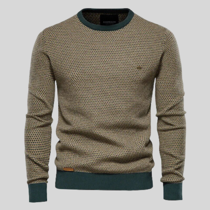 Eleganter Herren Langarm Rundhals Strickpullover in Grün, lässig getragen, ideal für einen komfortablen Casual-Look.