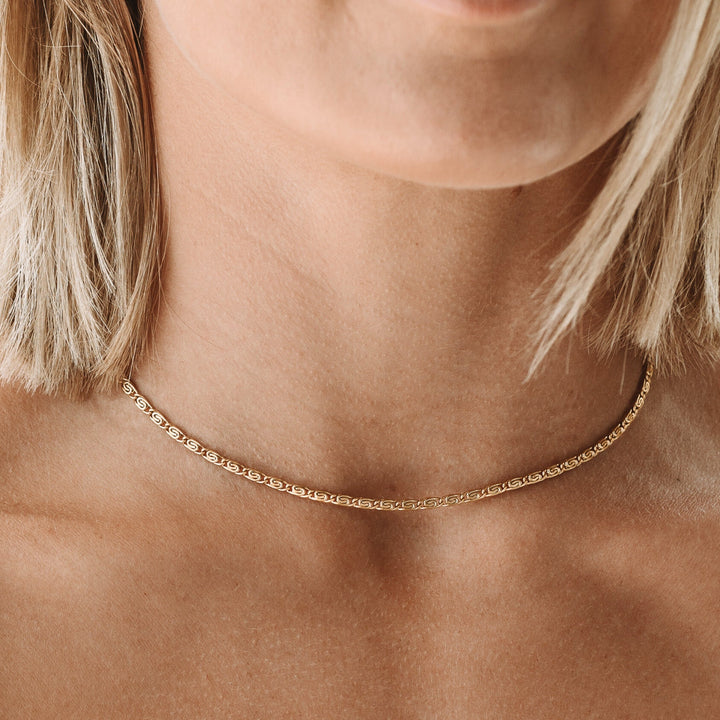 Damen Gliederkette in Gold am Hals getragen