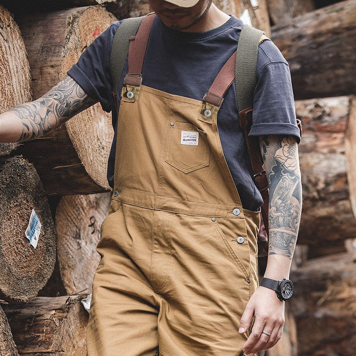 Detailansicht: Große Latz-Tasche und verstellbare Träger des Herren Duck-Bib Overalls.
