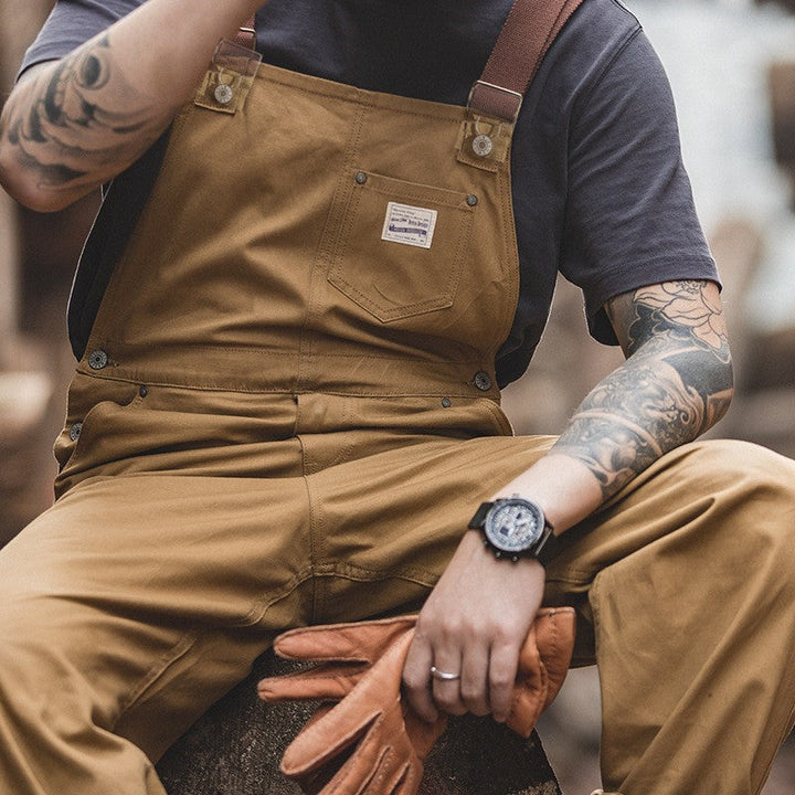 Brauner Herren Vintage Latzanzug in voller Länge, vorne, für Handwerk und Gartenarbeit.