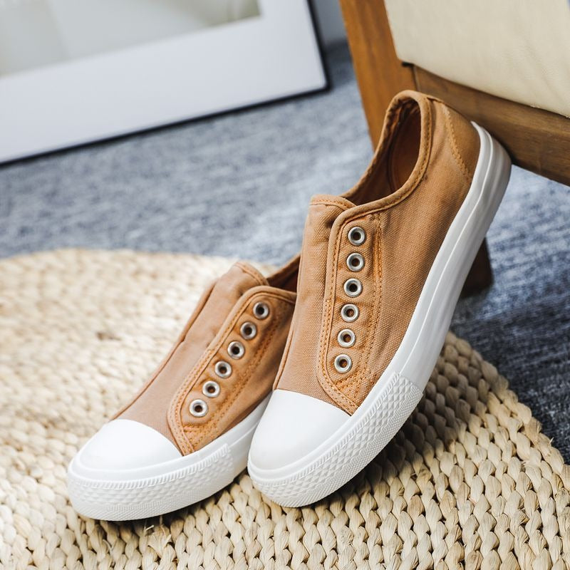 Damen Sneakers in Khaki mit weißer Sohle auf Rattanuhr
