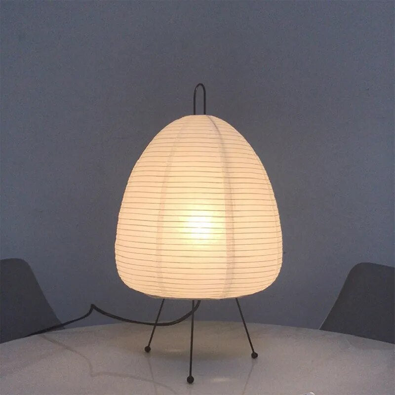 Japanische LED-Reispapierlampe mit Dreibeinstativ für ruhiges Ambiente