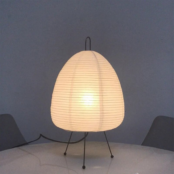 Japanische LED-Reispapierlampe mit Dreibeinstativ für ruhiges Ambiente