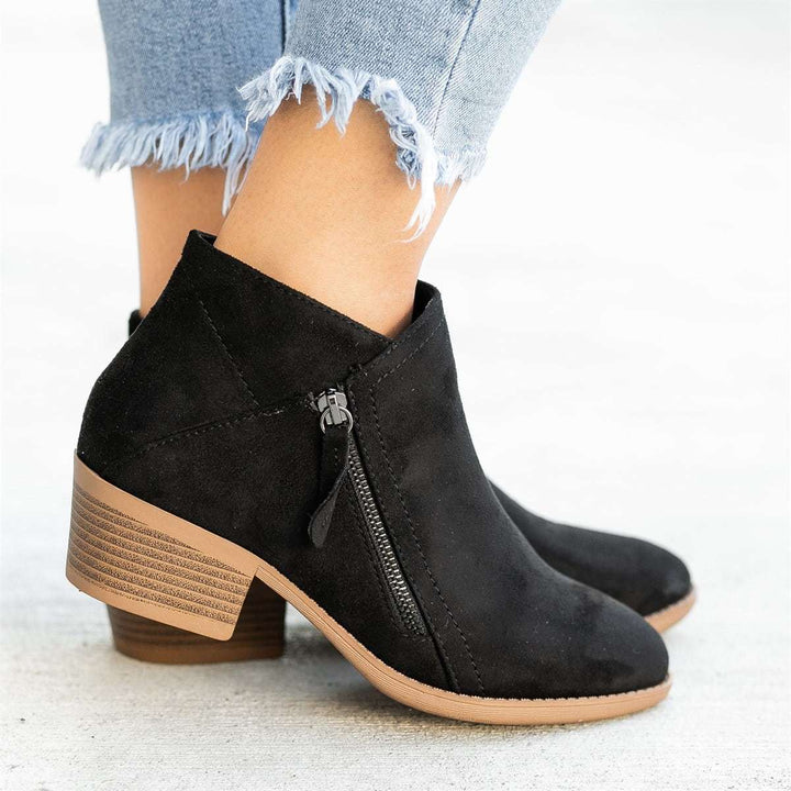 Bequeme Damen-Winterstiefel mit warmer Fütterung: Komfortable Schuhe für winterliche Outdoor-Aktivitäten.