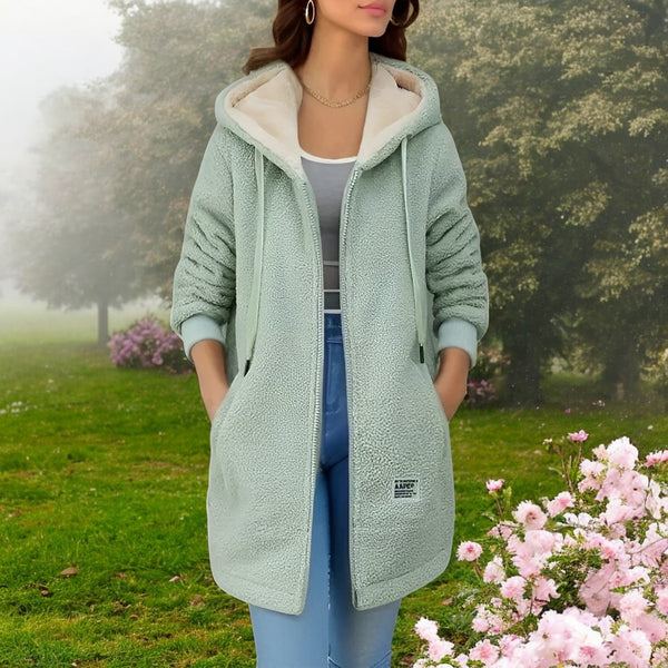 Detailansicht einer Damen Winterjacke mit Kapuze, Reißverschluss und weichem Stoff für maximalen Komfort.