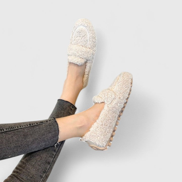Damen-Winter-Hausschuhe: gemütlich, warm gefüttert & rutschfest. Bequeme Slipper für Zuhause-Komfort.