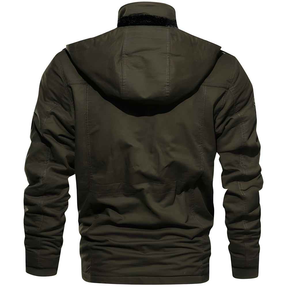 Grüne Herren Winterjacke im Militärstil mit Kapuze und vielen praktischen Taschen.