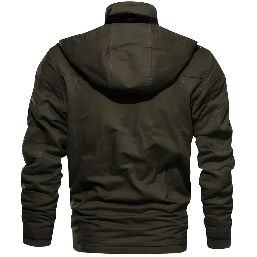 Grüne Herren Winterjacke im Militärstil mit Kapuze und vielen praktischen Taschen.