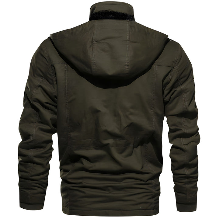 Grüne Herren Winterjacke im Militärstil mit Kapuze und vielen praktischen Taschen.