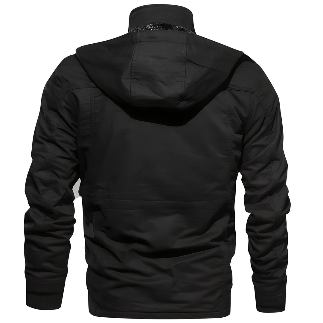 Warme Herrenjacke in Militäroptik, mit Kapuze und robustem Design für den Winter.