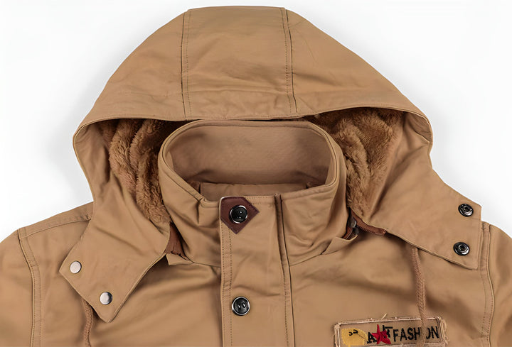 Grüne Herren Freizeitjacke mit Kapuze, warm und praktisch für den Alltag und Outdoor.