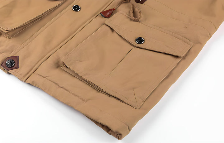 Robuste Winterjacke für Herren, Militär-Stil, mit Kapuze und geräumigen Taschen.