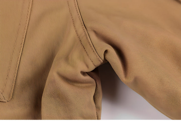 Herren Kapuzenjacke in Khaki, warm und praktisch, perfekt für Outdoor-Aktivitäten.