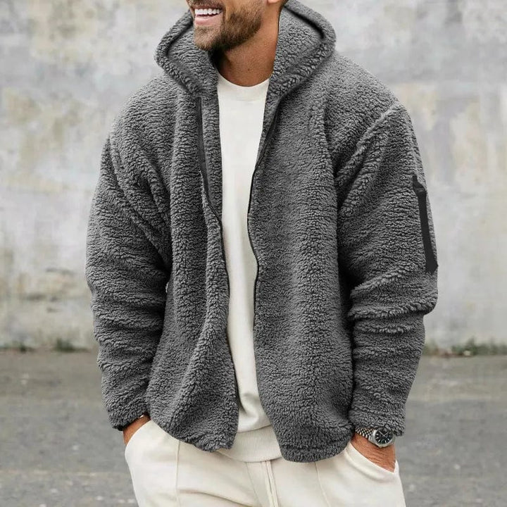 Warme Herren Kapuzen-Fleecejacke für kalte Wintertage. Moderne Herrenmode, bequem und funktionell.