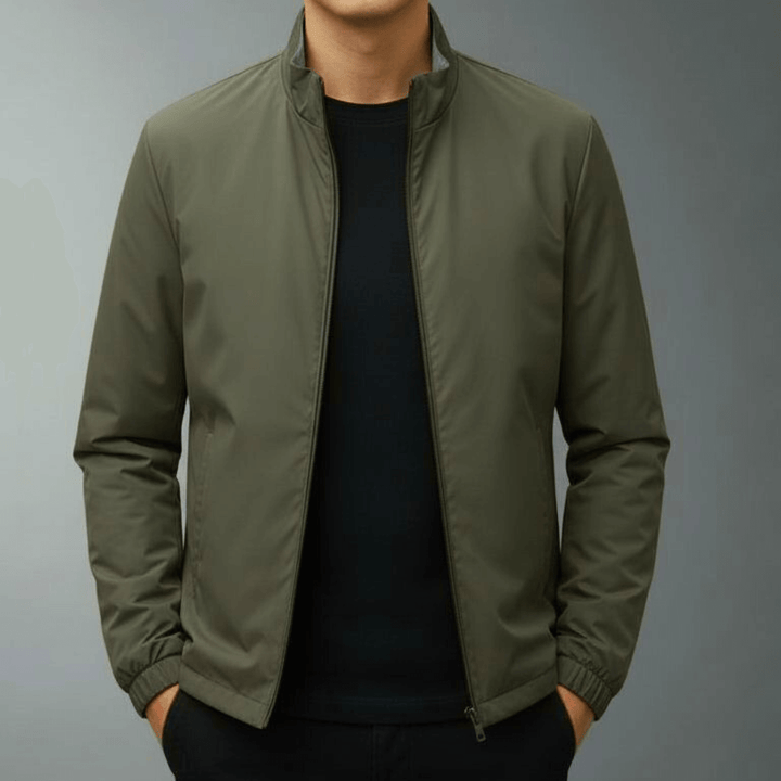 Praktische Herren Thermojacke für Winter. Warme Oberbekleidung mit Stehkragen, ideal für Outdoor-Aktivitäten.
