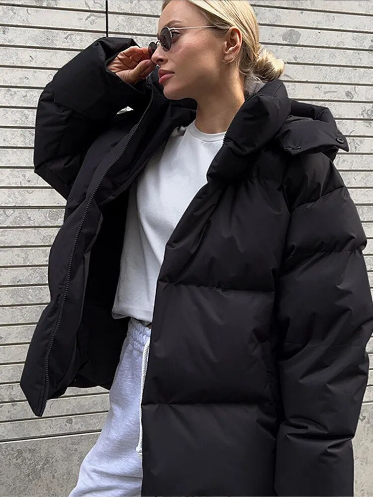 Modische, oversize Puffer-Winterjacke für Damen, bietet Wärme und Komfort für stilvolle Winteroutfits.