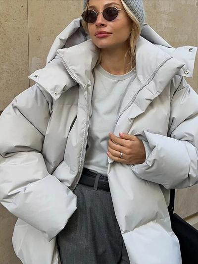 Damen Winter Pufferjacke mit warmer Füllung und Kapuze, perfekt für frostige Herbst- & Wintertage.