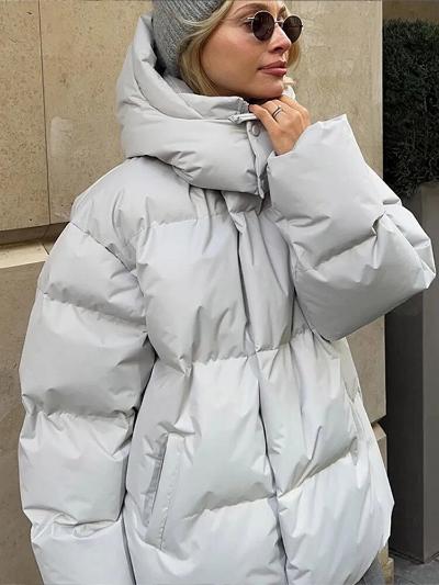 Voluminöse, warme Damen Pufferjacke in modernem Design, optimal für gemütliche Wintertage draußen.
