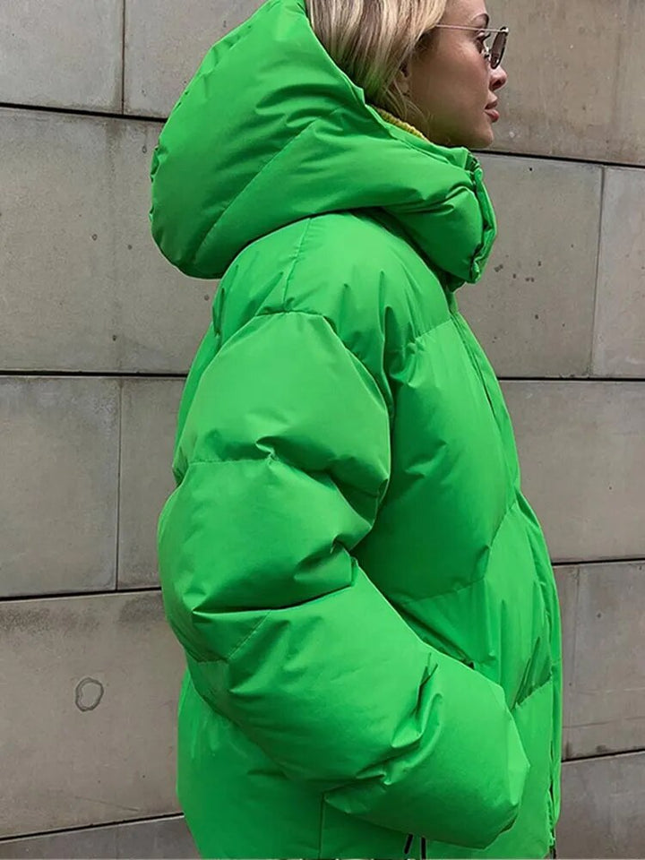 Trendige Damen Pufferjacke, ein Must-Have für Wintermode und stilvolle Herbstoutfits mit Kälteschutz.