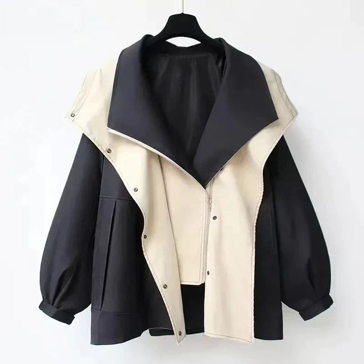 Damen Winterjacke im Schnee, warm, bequem und wetterfest für stilvolle Outdoor-Erlebnisse.